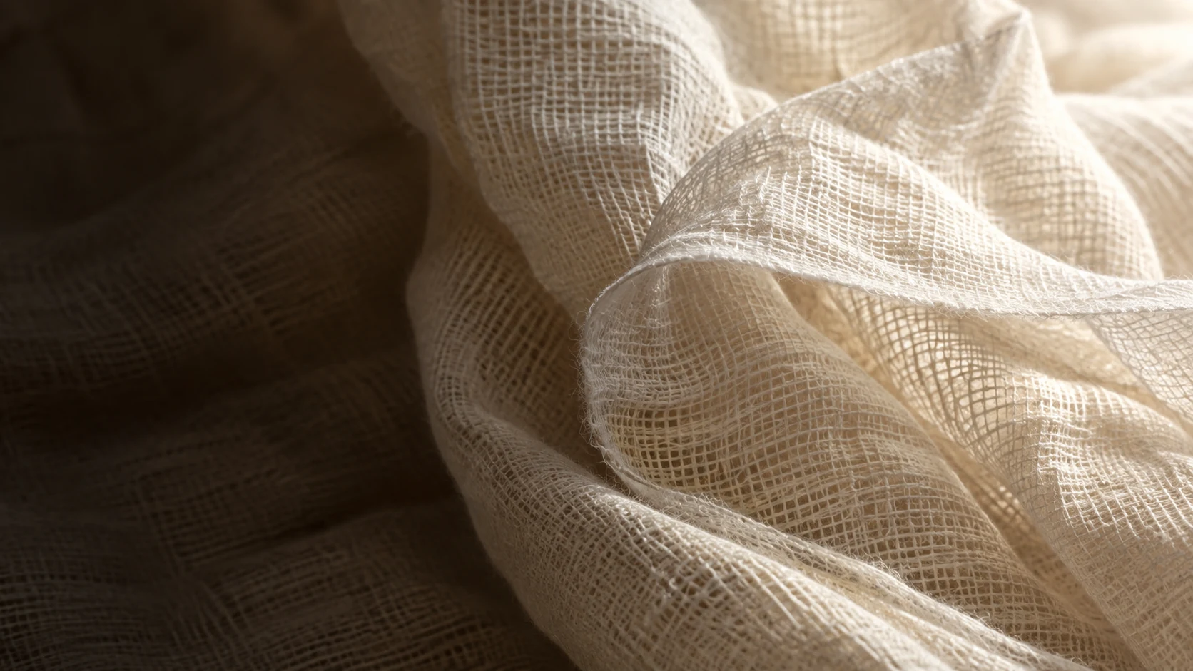 Ivory double-layer muslin with an open weave and soft crinkles