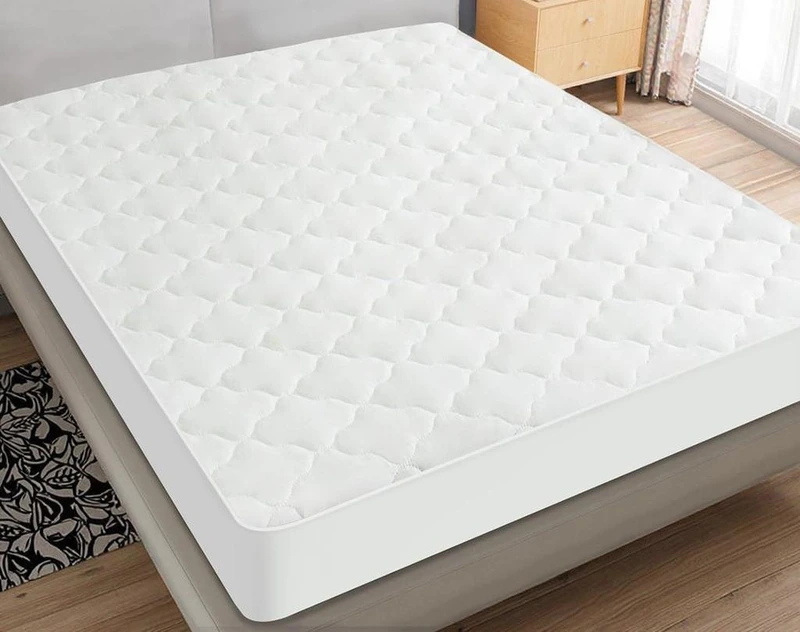 Clover-quilted mattress protector