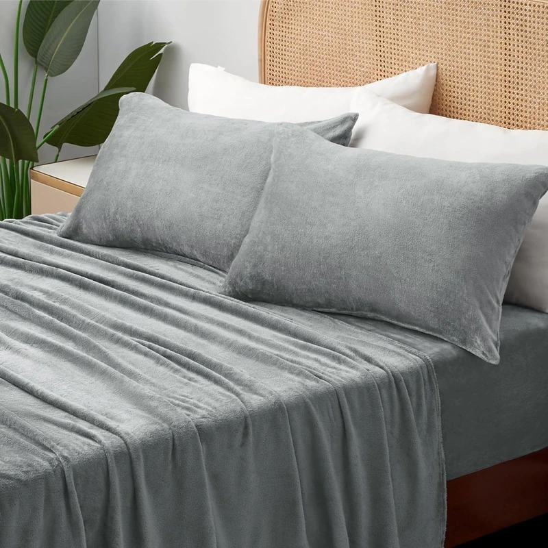 Duvet cover set with envelope pillowcases