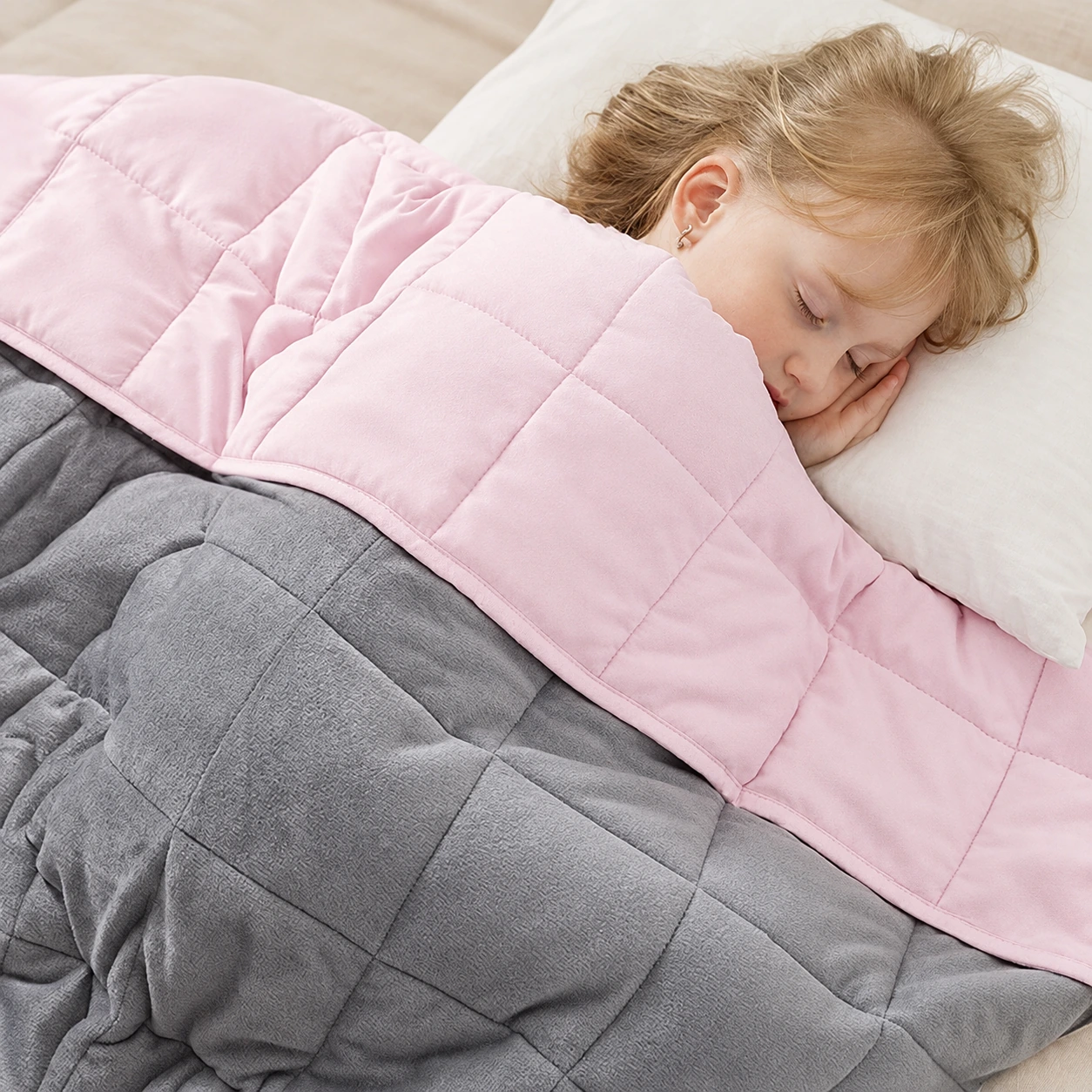 Extra-soft panelled weighted blanket
