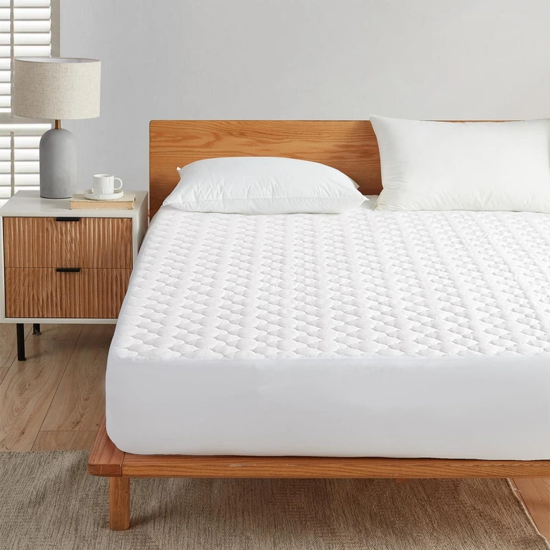 Petal-quilted polycotton mattress cover