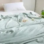 بطانية من الفلانيل بلون نقي