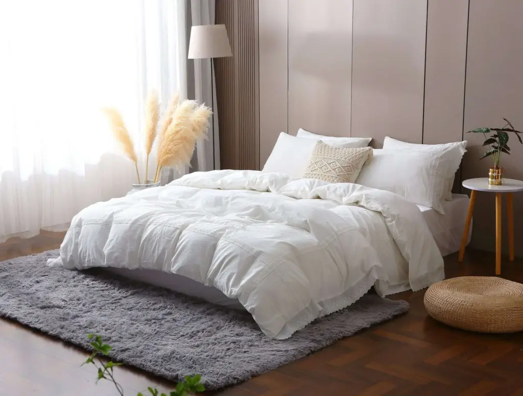 Cama de hotel de luxo com edredom macio de penas de pato, perfeita para estações frias