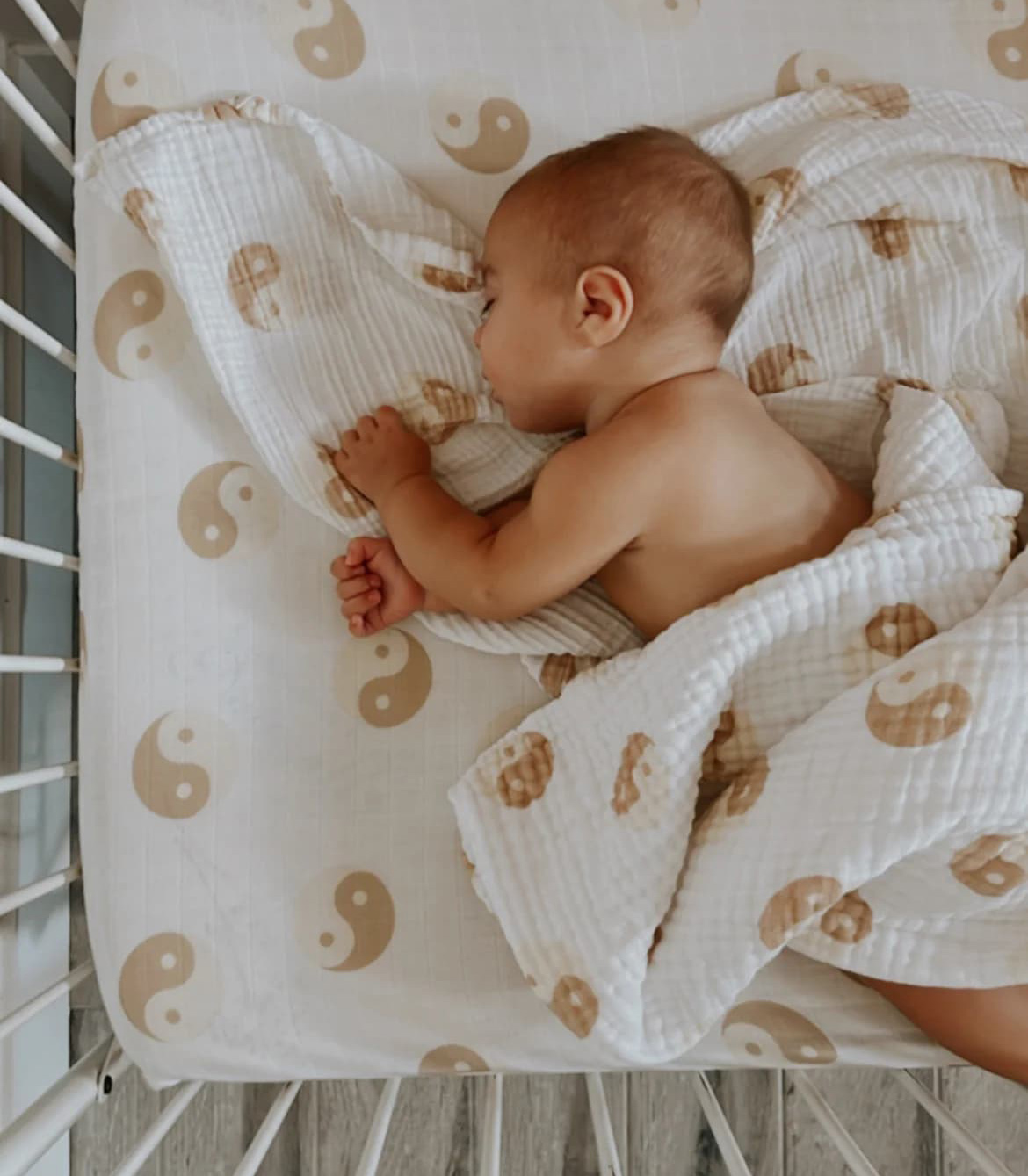 Yintexのモスリンシーツで安らかに眠る赤ちゃん