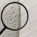 Comparação microscópica de superfícies têxteis lisas e com bolinhas