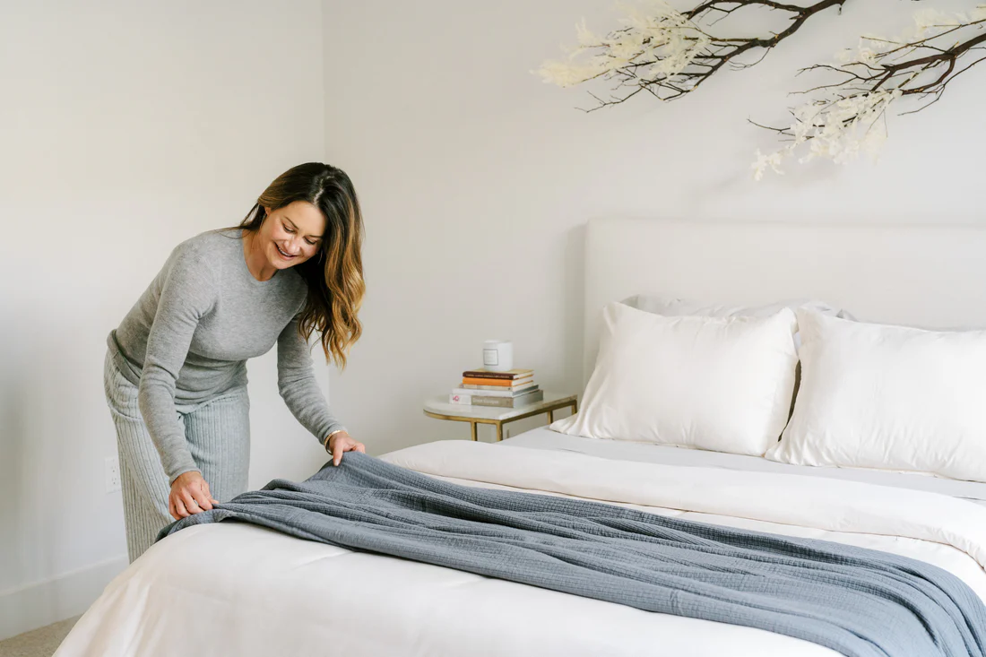Cama tamaño queen con un edredón gris de tamaño perfecto que demuestra una cobertura y caída adecuadas.