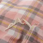 しっかりとフィットする掛け布団カバーの角の紐とジッパー留めのクローズアップ