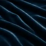 Gros plan sur une literie en velours montrant une texture douce et une surface chatoyante