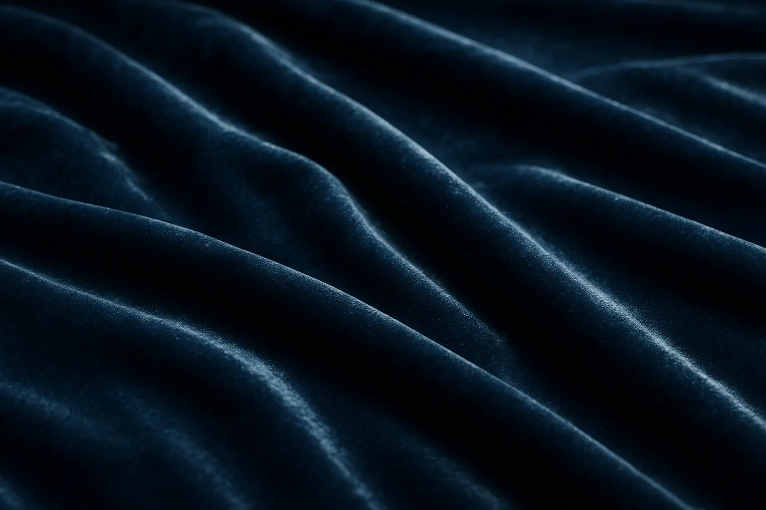 Gros plan sur une literie en velours montrant une texture douce et une surface chatoyante