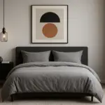 Quarto masculino moderno e minimalista com roupa de cama cinza e detalhes industriais