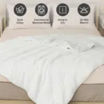 Couverture lestée en polaire Sherpa avec doublure intérieure douce exposée sur un lit