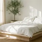 건강한 수면을 위한 깨끗하고 현대적인 침실의 유기농 면 침구류