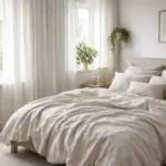 부드럽고 통기성이 좋은 모던한 스타일의 워싱 리넨 시트로 편안함을 선사하는 침대